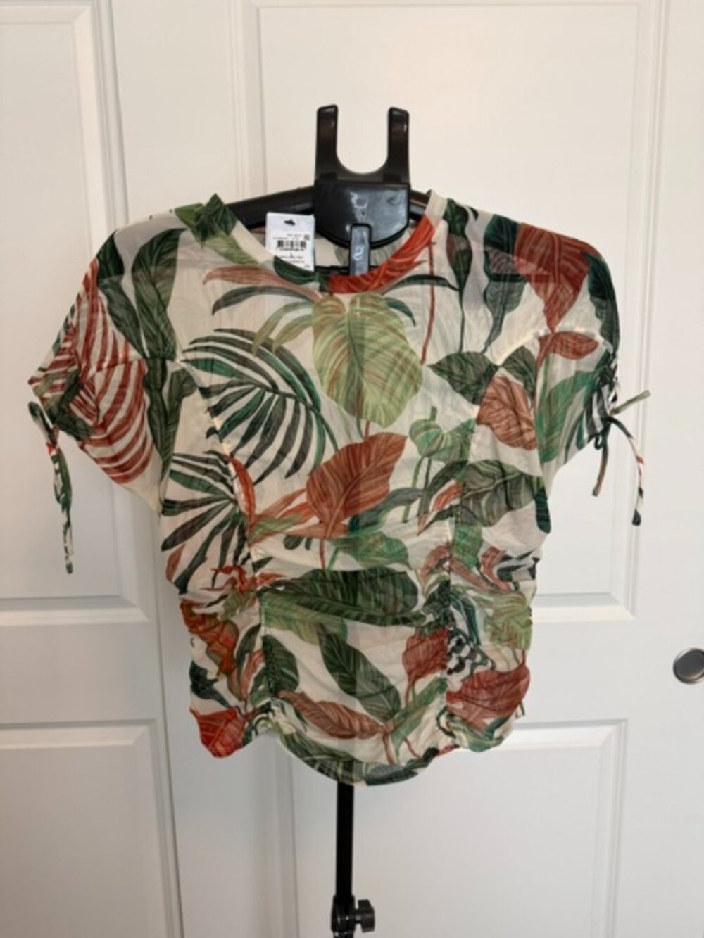 NWT Guess short sleeved Amaya Shirred Top (Sz L)